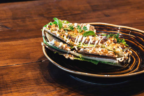 Aubergine grillée garnie d'herbes fraîches à l'hôtel Savoy, Le Bourget-du-Lac