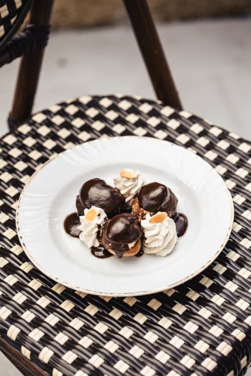 Élégant dessert au chocolat surmonté de crème fouettée à l'Hôtel Savoy, Le Bourget-du-Lac
