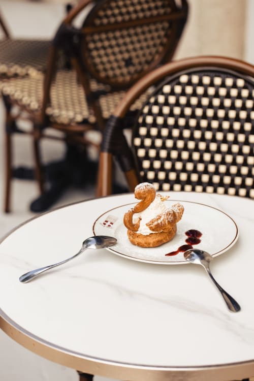 Élégant dessert présenté au Savoy Hôtel Le Bourget-du-Lac avec pâtisserie, crème et coulis de fruits rouges