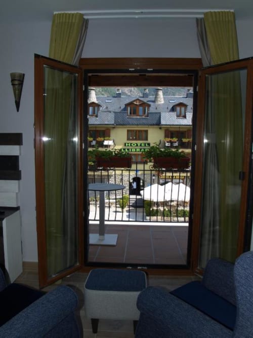 Vista desde el balcón del Hotel Llibrada en Benasque con vistas al patio, fachada del edificio y montañas