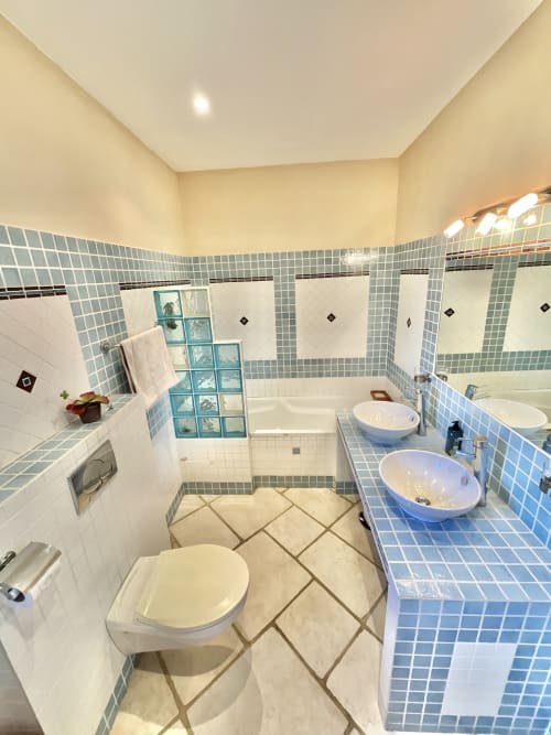 Salle de bain moderne dans la chambre A Cala Di Banditi du Domaine Pero Longo, Sartène, avec carrelage bleu et double vasque