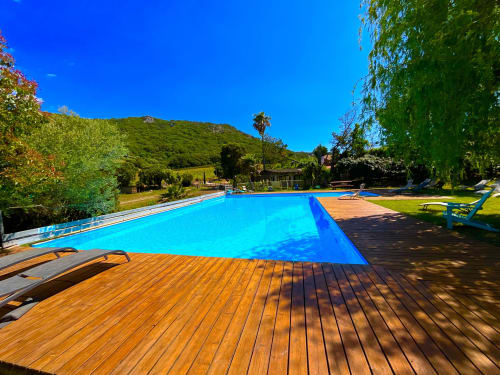 Piscine bleu éclatant avec terrasse en bois au Domaine Pero Longo à Sartène, Corse