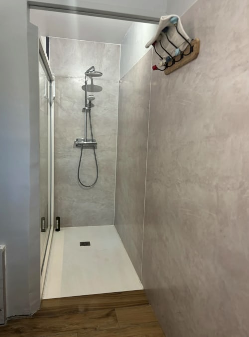 Salle de douche moderne au Domaine Pero Longo, Sartène avec pommeau de douche cascade et carrelage blanc
