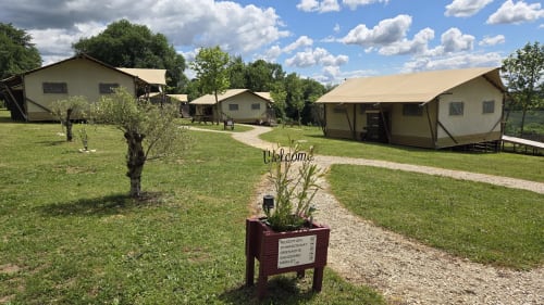 Glamping Home Sweet Lodge en Aquitaine, France avec allées de gravier et espaces verts