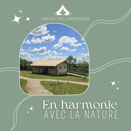 Glamping « Home Sweet Lodge » en Aquitaine avec ciel bleu, champs verts et panneau d'accueil dans un cadre naturel harmonieux