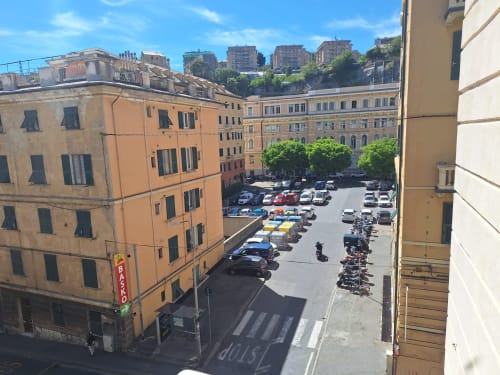 Vista della città da Kate Apartments Genova con architettura italiana storica, piazza parcheggi e edifici residenziali