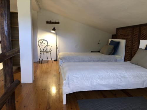 Luxuszimmer im Quinta Quinze in Boliqueime mit zwei Betten, Holzböden und moderner Einrichtung