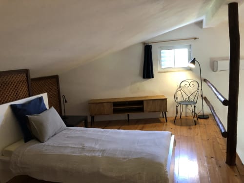 Helles Dachzimmer in der Quinta Quinze mit Holzbett, Schreibtisch, Stuhl, Fenster und Holzboden in Boliqueime