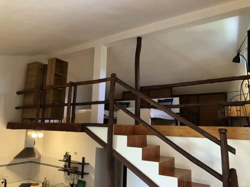 Loft-Apartment in der Quinta Quinze mit Holztreppe, Geländer und Mezzanin-Schlafzimmer über dem offenen Wohnbereich