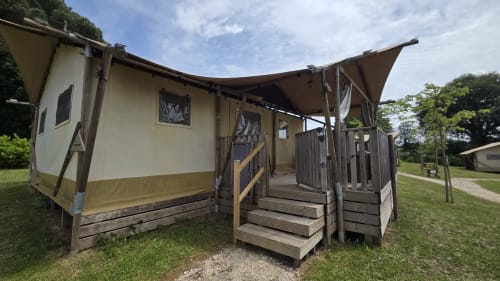 Cottage glamping Home Sweet Lodge à Saint Germain et Mons avec terrasse en bois et auvent