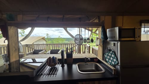 Cuisine moderne du gîte Home Sweet Lodge Aquitaine avec terrasse surplombant les montagnes à Saint Germain et Mons
