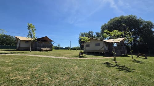 Glamping «Home Sweet Lodge» avec cottages et terrasse, dans un cadre herbeux près de Saint Germain et Mons, Aquitaine