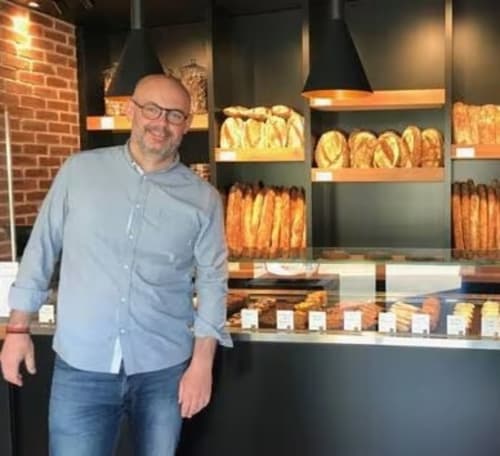 Homme au comptoir d'une boulangerie à Honfleur, Gîte Les Maisons de Pierre et Valérie