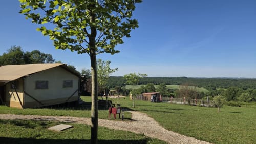 Glamping-tent in Home Sweet Lodge in Aquitanië met uitzicht op het landschap en groene heuvels