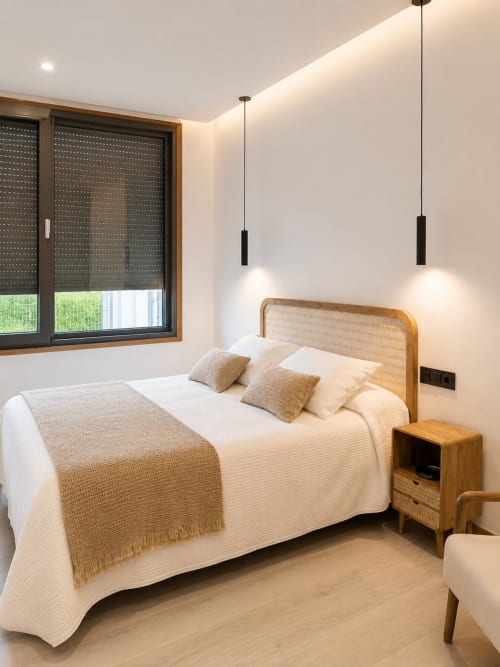 Moderno dormitorio en Alojamientos Apoio 360 con cama de madera, lámparas colgantes y ventana con vistas al jardín en Caldas de Reis