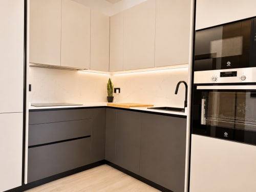 Cocina moderna en el apartamento Marín 3 de Alojamientos Apoio 360, Caldas de Reis, con muebles altos blancos y bajos grises,