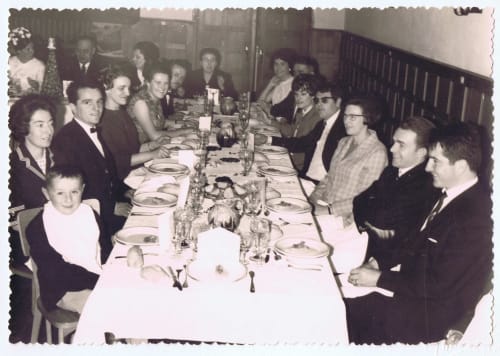 Réception formelle vintage à La Domerie, Aubrac, avec convives attablés à une longue table