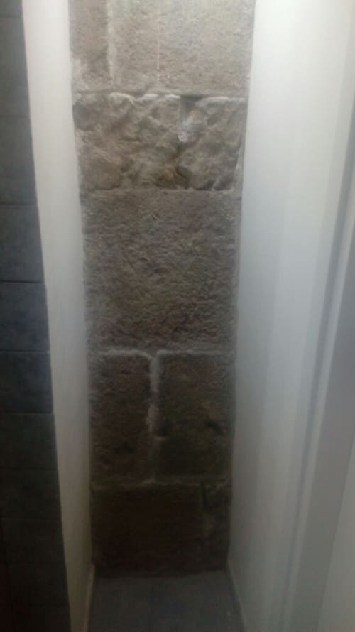 Stone wall with textured tiles in Neapolis Tecnotourist apartment, IT