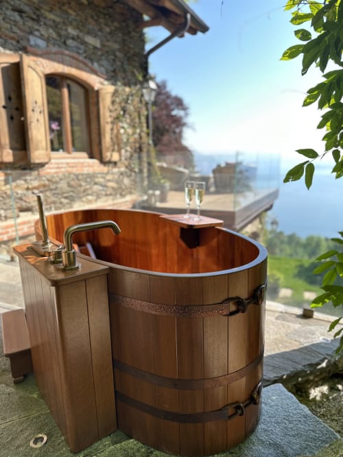 Vasca idromassaggio in legno sulla terrazza con vista sul Lago Maggiore presso la lussuosa spa di Stresa, Italia