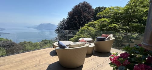 Luxuriöse Seeterrasse mit Korbliegen mit Blick auf den Lago Maggiore in der Nähe von Stresa, Italien
