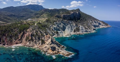 Acantilados costeros espectaculares y aguas turquesas en Paguera, España, con el albergue Villa Palmer cerca