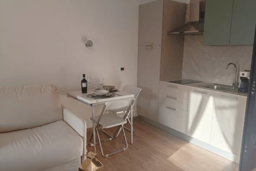 Moderno monolocale della Gentle Home Collection a Valle Mosso con zona pranzo, divano e cucina attrezzata