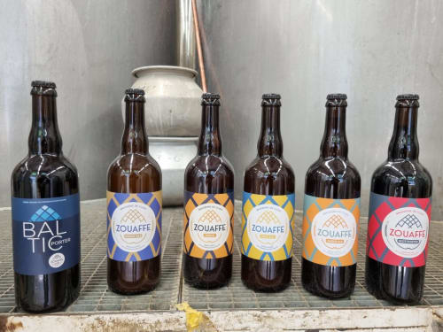 Bouteilles de bière artisanale de la brasserie Zouaffé exposées aux Gites Les Muriers, chambre d'hôtes en Bourgogne.