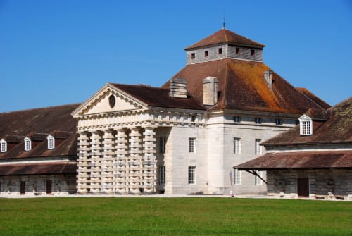 Élégante demeure française La Résidence de Surcey, façade en pierre et toiture en cuivre, Vallée du Lison