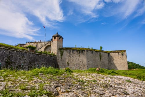 Forteresse historique en pierre avec tour dominant la Vallée du Lison près de La R'Mise de Surcey, France