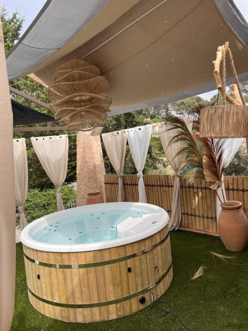 Bain à remous extérieur avec rideaux blancs et terrasse en bois au Mas Aurel de Provence, Peypin