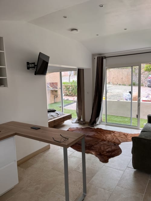 Studio moderne avec bureau, télévision, vue sur jardin et portes-fenêtres au Mas Aurel de Provence, Peypin