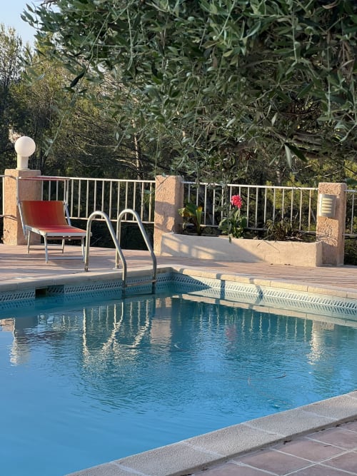 Piscine du Mas Aurel de Provence à Peypin, avec transats et terrasse