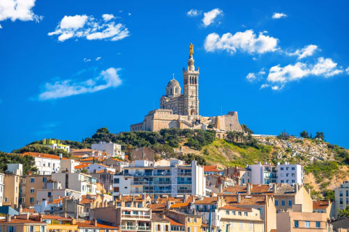 La basilique Notre-Dame de la Garde dominant le paysage urbain de Marseille en Provence, France