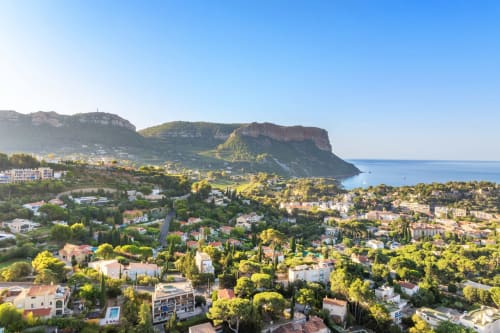 Vue aérienne du littoral de Peypin, Mer Méditerranée, montagnes et végétation luxuriante près du Mas Aurel