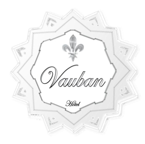 Logo de l'Hôtel le Vauban avec emblème de fleur de lis, élégant badge étoilé à Carentan, France
