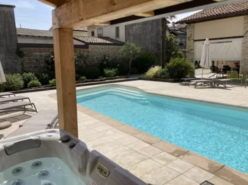 Zona piscina e vasca idromassaggio di Casa Mia Vacanza con terrazza, lettini e cortile in pietra nella campagna italiana