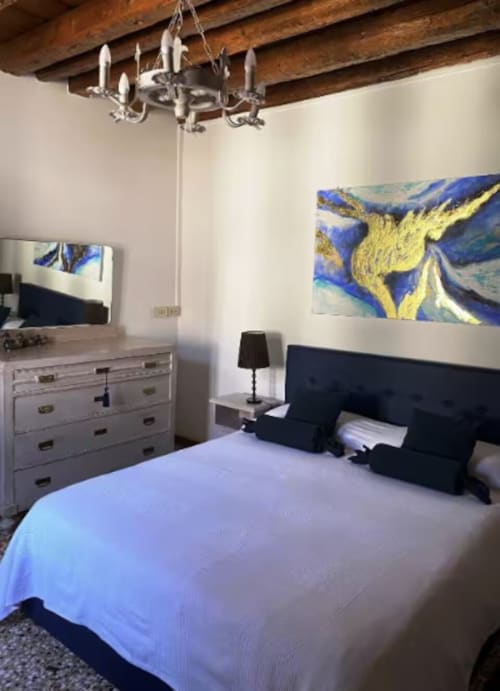 Deluxe Camera Blu a Casa Mia Vacanza B&B con letto matrimoniale, testata scura, travi in legno, lampadario, comò con specchio e