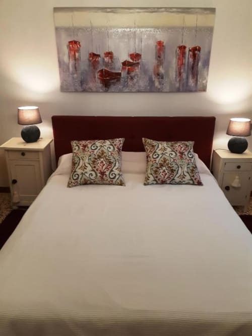 Casa Mia Vacanza Bordeaux, camera tripla deluxe con testata rossa, biancheria bianca, cuscini decorativi e quadri bordeaux