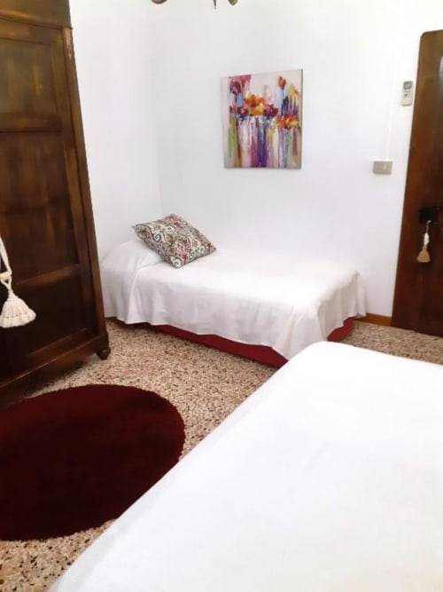 Casa Mia Vacanza Bordeaux, camera tripla deluxe con due letti, biancheria bianca e quadri floreali colorati