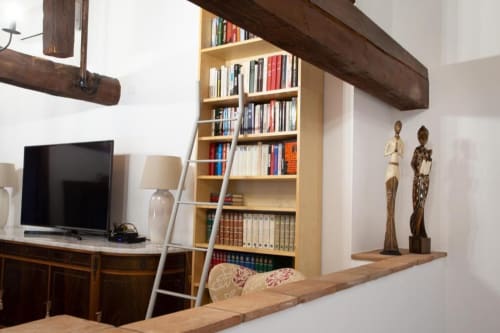 Camera Tripla Deluxe Bordeaux di Casa Mia Vacanza con libreria, TV, travi in legno e sculture decorative