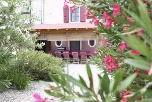 Terrazza della camera Bordeaux di Casa Mia Vacanza con fiori di buganvillea rosa e zona salotto in giardino