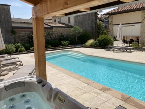 Area piscina di lusso Casa Mia Vacanza con vasca idromassaggio, lettini e vista sulla campagna italiana