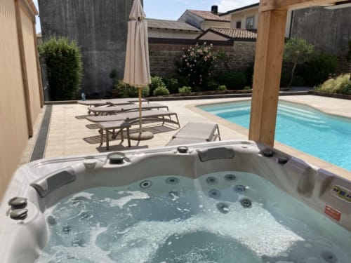 Lussuosa vasca idromassaggio con getti d'acqua sulla terrazza con vista sulla piscina a Casa Mia Vacanza, rifugio di campagna italiano