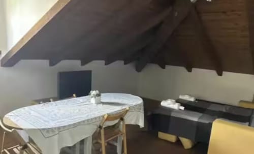 Camera Deluxe Tramonto a Casa Mia Vacanza con tavolo da pranzo, vista montagna e travi in legno rustico