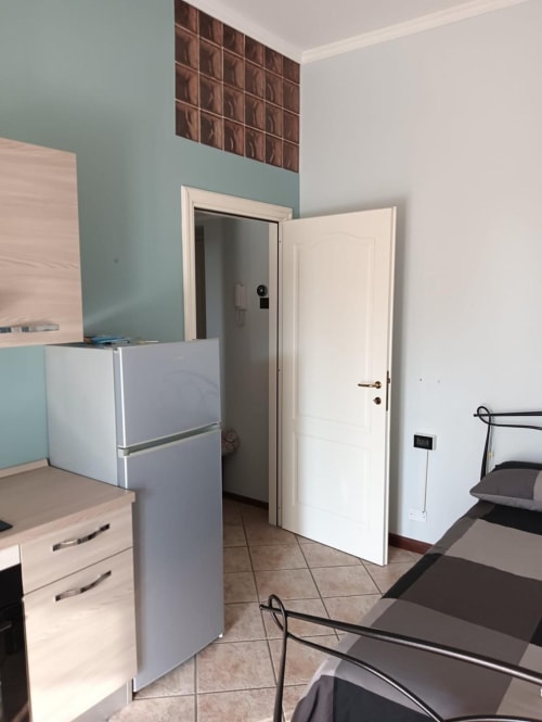 Stella Luxury Room presso Mia Experience Monza con angolo cottura, frigorifero e arredi moderni