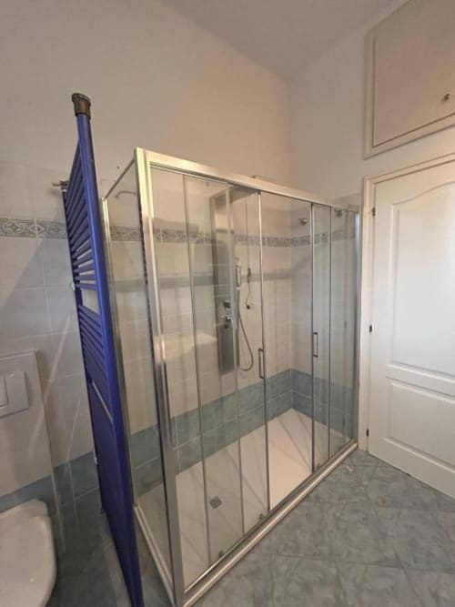 Bagno moderno con doccia in vetro presso la lussuosa struttura Mia Experience a Monza, Italia