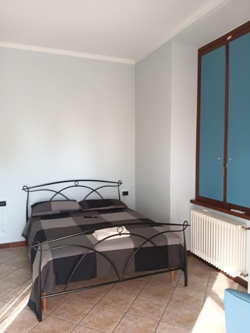 Stella Luxury Quadruple Room al Mia Experience Monza - camera da letto moderna con letto in ferro battuto