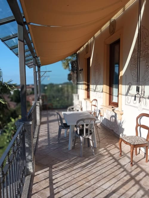 Terrazza Stella Luxury Room a Mia Experience, Monza - patio arredato e soleggiato con tenda da sole arancione
