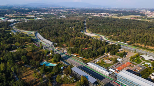 Vista aerea del Mia Experience BnB vicino al circuito di Monza, circondato da boschi e moderne infrastrutture autostradali.