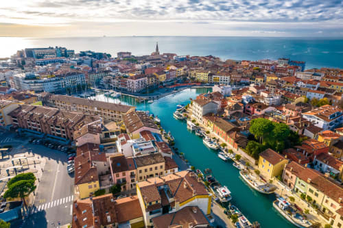 Incantevole borgo costiero di Rovinj con canale turchese, architettura storica e barche presso Mia Experience a Monza